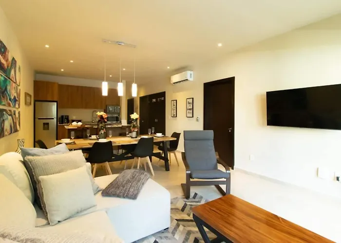 Casa de férias Modern 3br 3 Queen Beds, 200mb, 2 Gyms & 6 Pools