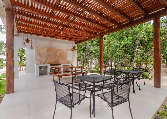 Casa de férias Modern 3br 3 Queen Beds, 200mb, 2 Gyms & 6 Pools *
